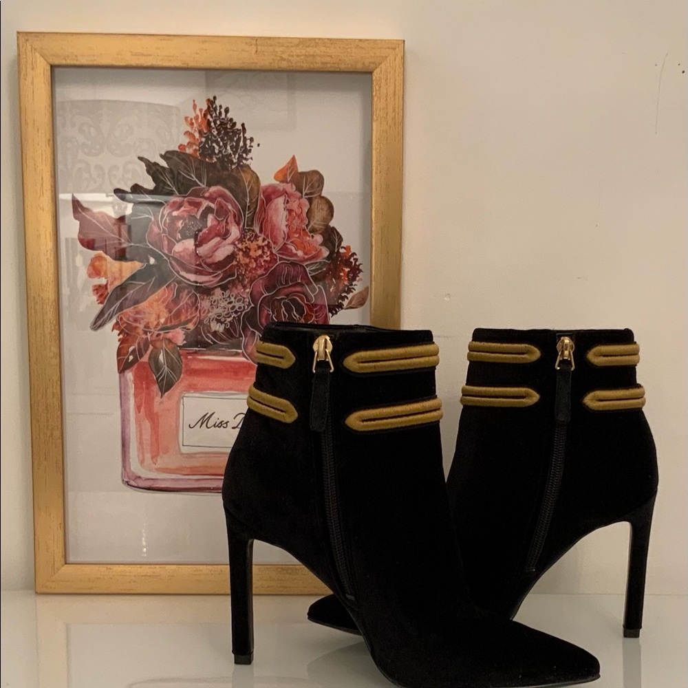 Nine West Pointy Toe Victorian Style Booties Suede Ankle Boots Size 5.5M - Picture 3 of 7